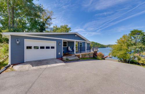 Radford Home with Wraparound Deck! - Foto 25