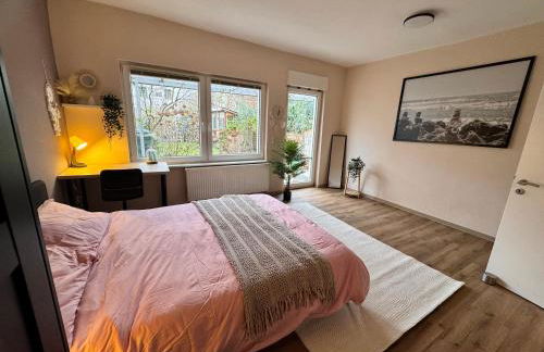 Near Messe, Airport, City Center with Private Garden and Parking - Foto 1