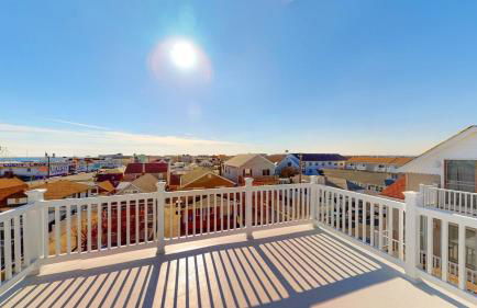 Beach House Steps away from the Boardwalk and Beach with Ocean Views in Seaside Heights! - Foto 62