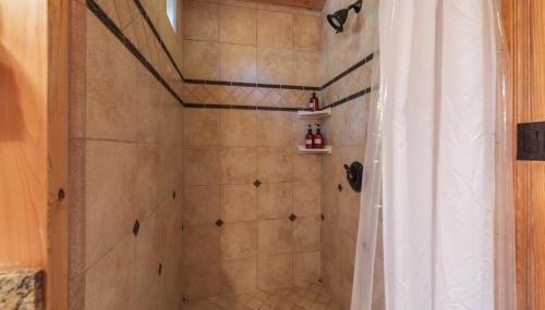 Home for 10 Private Hot-Tub Close to Ski Private Beach Access w Double Decker pier Book on Mobile for Promo Price - Foto 4, Shower