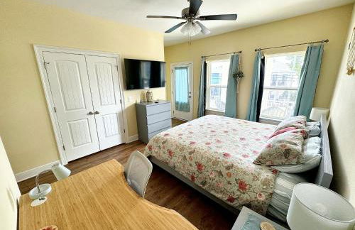 Walk Downtown, Private Parking, Short Drive to Beach & NAS - Foto 15