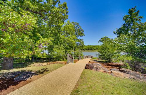 Cozy Carlton Landing Home - Pools and Lake Access - Foto 40