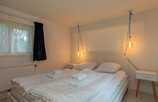 Beautiful Bungalow With Garden - Photo 3