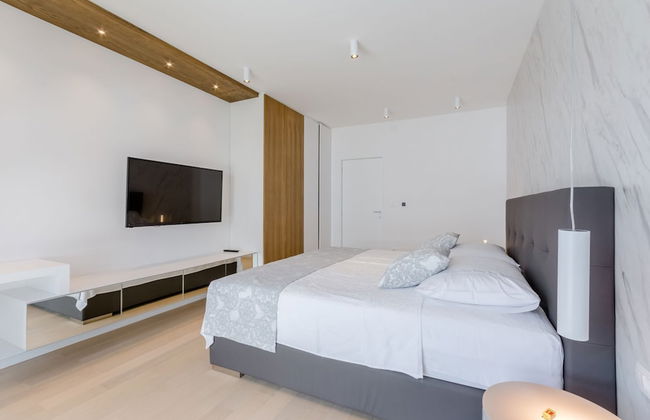 Luxury Villa Luna with Swimming Pool - Photo 3