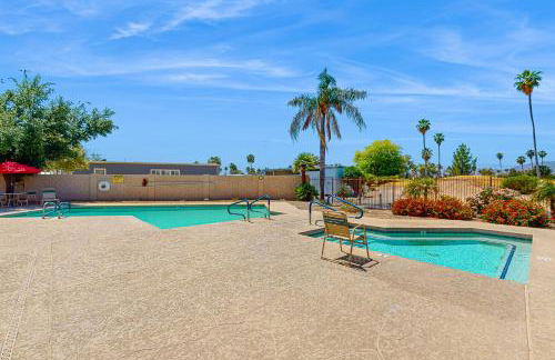 Pools and Pickleball! Dog-Friendly Home in Surprise - Foto 32