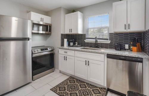 Cozy Two Bedroom Home Minutes from Downtown! - Foto 8