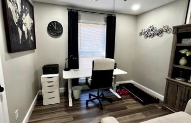 Quiet Stylish Stay with Office Space near Downtown - Foto 6