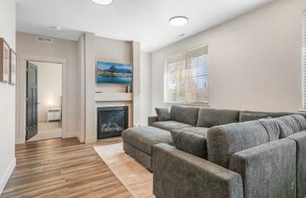 Cozy Swiss Condo -King Bed, Sleeps 6, Free Blanket - Foto 8