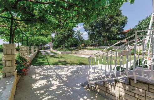 2 Bedroom Amazing Apartment In Kanfanar - Foto 9