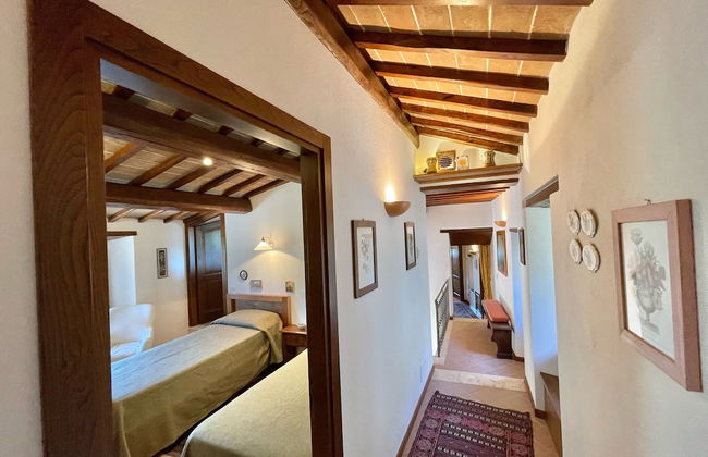 Luxurious Umbrian Retreat for 10 With Private Terrace and Pool - Photo 18