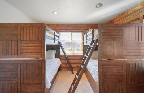 Splendor Valley Farms Huge Log Cabin with King Bed Bunk Beds and Game Room - Photo 26