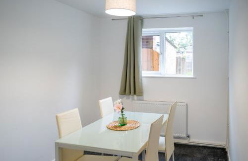 Dunstable 3-Bed House Sleeps 6 Driveway Parking Near Town Centre & Transport Links Close to Whipsnade Zoo Ideal for Families & Contractors - Photo 6