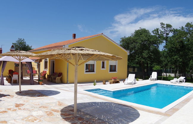 Detached House at Country Side, Fenced Private Garden Ideal for 2 Fam, Wifi - Photo 1