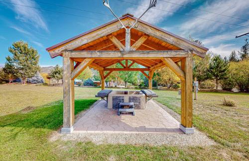 Rustic Cabin with Decks and Hot Tub in Garden Valley! - Foto 2