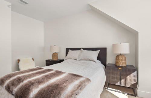 New & Modern Townhouse Close to Skiing, Brand New Hot Tub - Photo 38