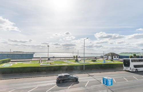 4-Bedroom Seafront House in Southend Sea Views - Pass the Keys - Foto 64