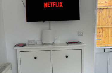 Salisbury 1BDR Apartment, Sleeps 4 - Contractor, Professionals, Family Friendly - Photo 12