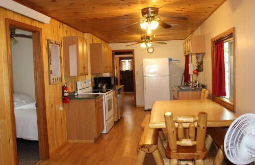 Cabin 4 - Classic 1933 cabin on the lake shore, 10 steps from the dock - Foto 4