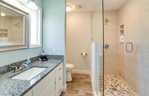 Lakeside Retreat Large Spacious Home with Game Room - Photo 13