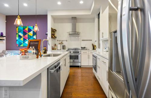 Chic Silver Lake Oasis with Breathtaking City Skyline Views, Private Rooftop & Garage - Foto 9