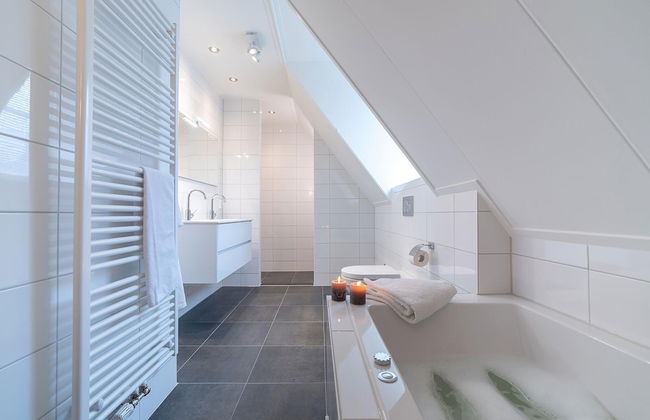 Beautiful Holiday Home With a Whirlpool - Photo 21