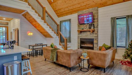 Luxury Top Rated Cabin! Hot Tub - Fire Pit - Decks - Game Room - Walk to Town - Foto 4