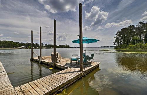 Home on Jordan Lake with Shared Dock and Boat Slip! - Foto 1