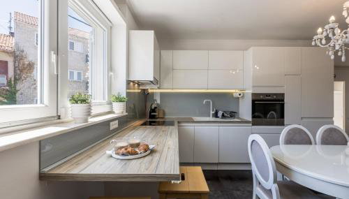 Central Park Apartment with Terrace - Photo 1, stove, minibar