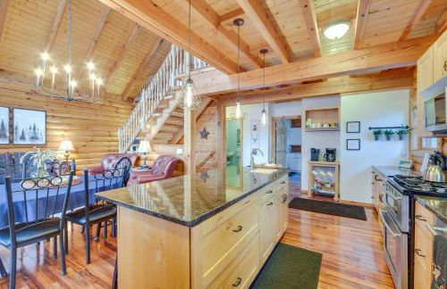 Modern Log Cabin with Rec Room, Steps to Lake! - Foto 5