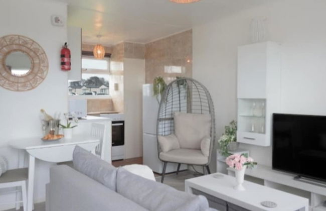 2 Bed Chalet Sleeps 4- Parking, Garden, Near Beach - Foto 15