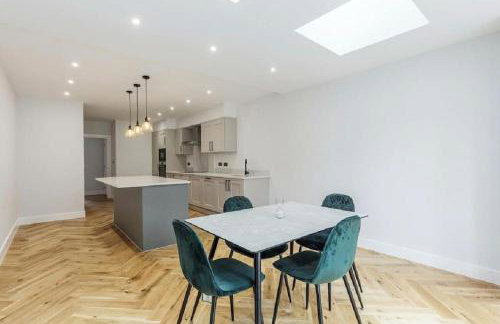 Prime Location 4-Bed Home in Croydon with Parking - Foto 7