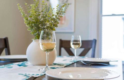 Jefferson & Grounds 3BR Steps from HWS and Hot Tub - Foto 18