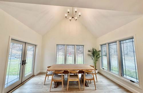 New Farmhouse, King Beds, Game Room, Hot Tub & View! - Foto 10