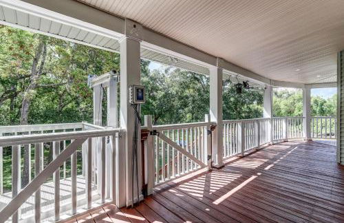 The San Bernard River waterfront provides private access to a spa, boat ramp, and jet skiing - Photo 15