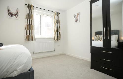 Gregor Place Modern four Bedroom House in Calne with Private Parking, perfect for teams or families staying in the area, Long stays welcome - Photo 37