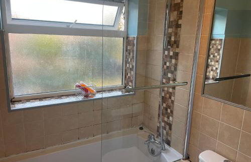 Tipton 2 Bedroomed long Stay Pad van or car free parking - Foto 7