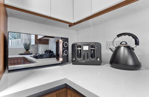 AC & Private Drive Stylish 4BR 5 Beds 8 Guests Wifi And Parking - Photo 18