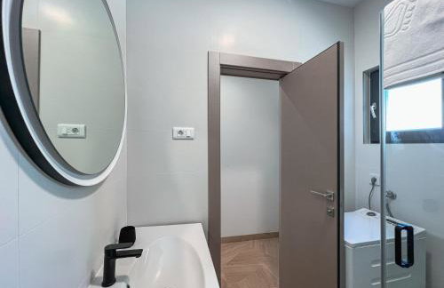 Mediterranean Oasis Seaside Villa with Pool - Foto 32