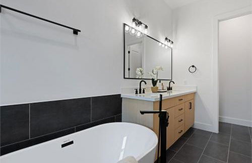 2 Luxury Homes in 1 - Walk to Nightlife & Stadiums - Foto 71