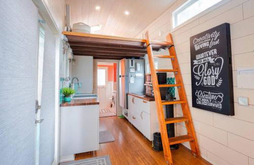 Lofted Bedroom Teal Tiny Home with Creek Views - Foto 1