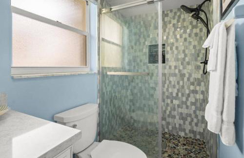 Pirates Den a 4BR Pet-Friendly Waterfront Oasis with Pool, Dock, Personal Water Boats, Fire Pit, Game Room and Bar - Foto 19