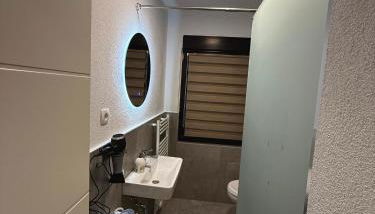 MA Apartments - Free Parking, Free WiFi, Relax & Coffee, - Photo 3, Shower