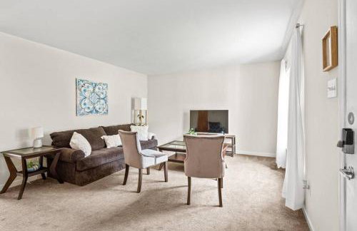 Prime Location 2 BR Oasis with Washer and Dryer - Foto 8