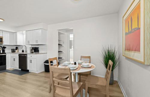 Bright & Spacious Flat Near the Heart of Royal Oak - Photo 7
