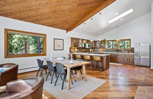 Nestled Inn Vacation Home Rental Evergreen - Trails, Views, Hot Tub, Skiing! - Foto 6