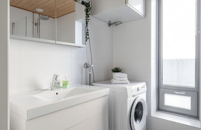 New 1BR Home with Balcony next to Railway Station - Foto 21