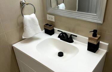 Cozy Centrally-located Condo in Honolulu - 30 day minimum stay - Photo 15