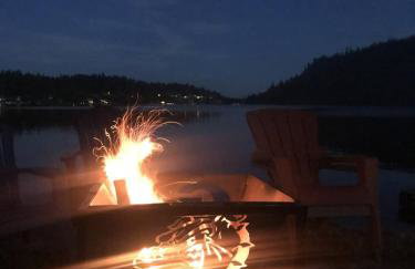 Twin Lakes Waterfront Retreat with Private Dock Fire Pit And Family Friendly Space - Foto 5