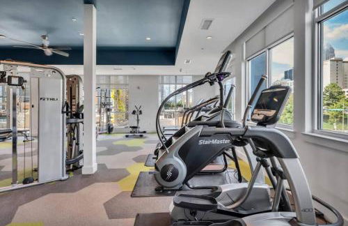 Skyline Retreat - Free Parking, Pool, Balcony - Foto 10