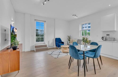 Modern Cosy 2 bed apartment, Smart TV & NETFLIX with private balcony and city view - Foto 3